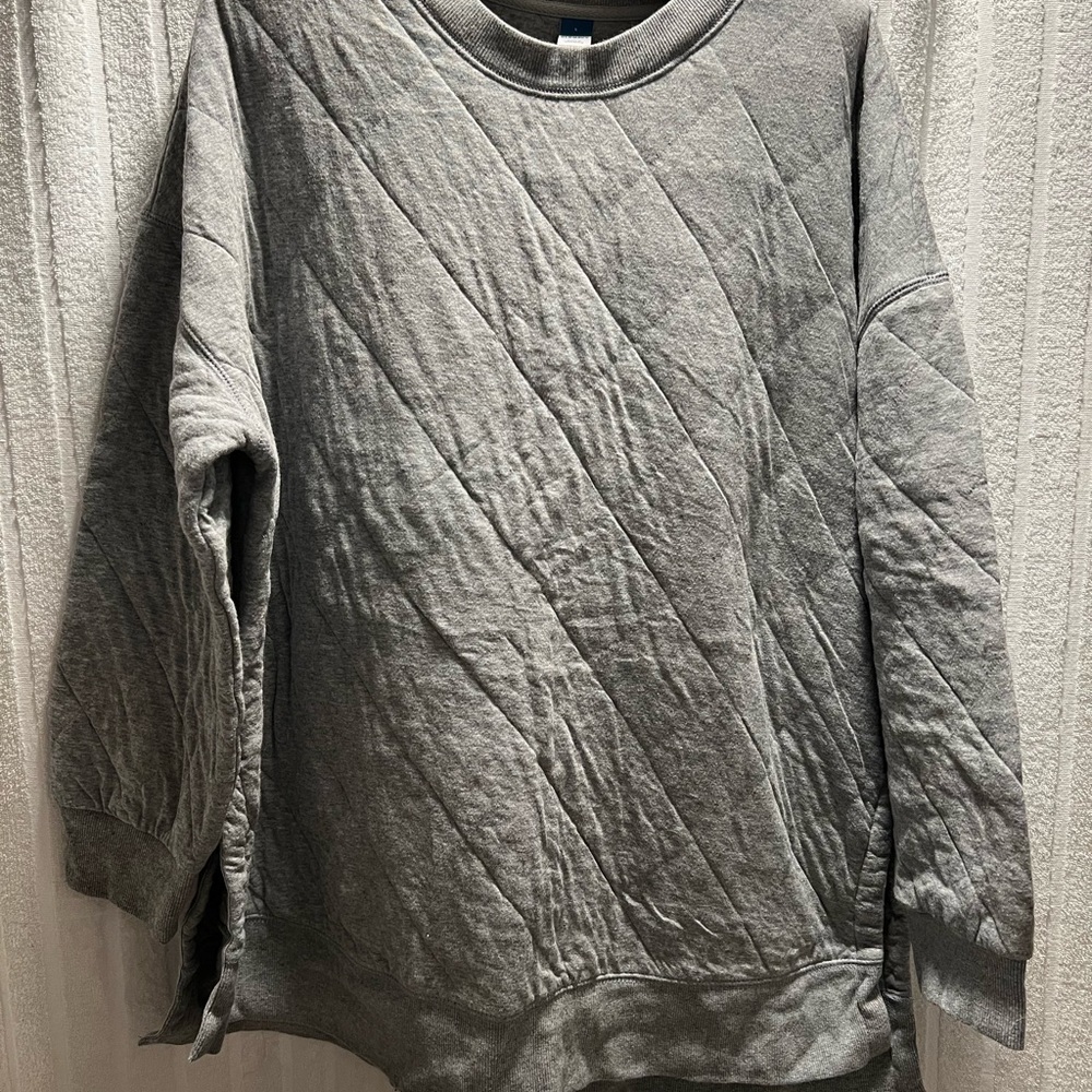 Old navy gray quilted sweatshirt. Size large. High side slit